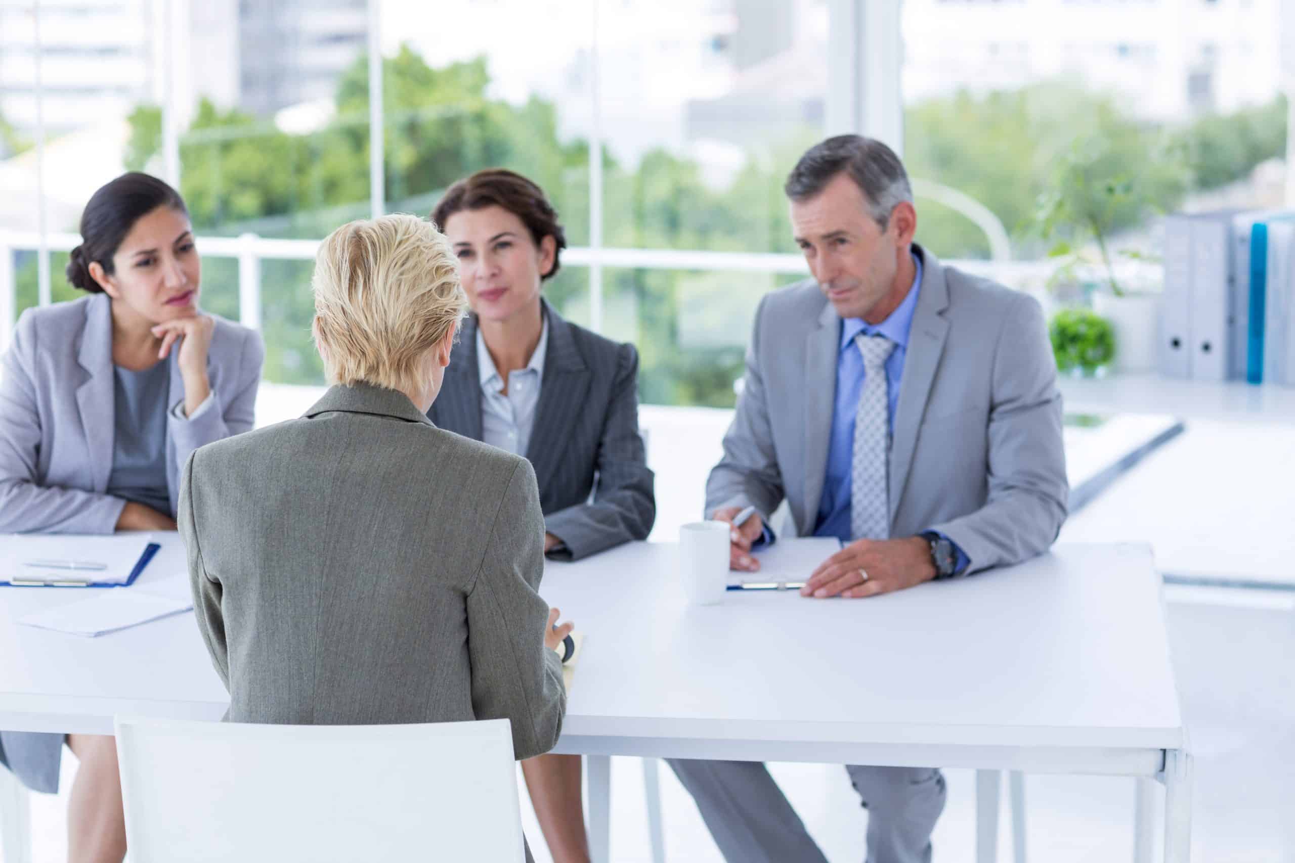 Un grupo de empresarios reunidos en una oficina.